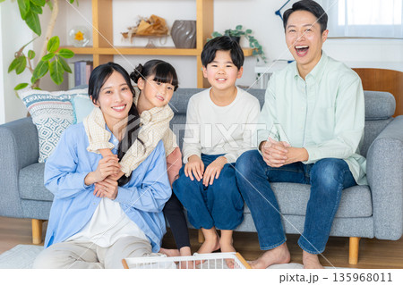 リビングで団欒する4人家族 135968011