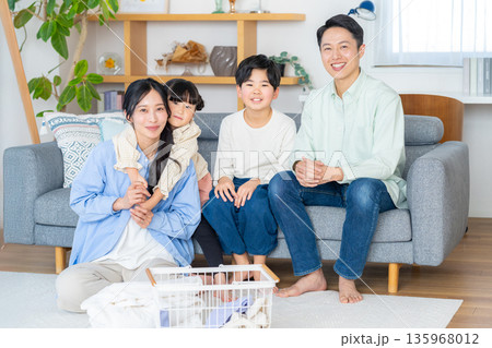 リビングで団欒する4人家族 リビングで団欒する4人家族 135968012