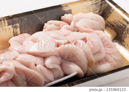 ［北海道産］生　たら白子（生食用）さっと熱湯に通して 135968123