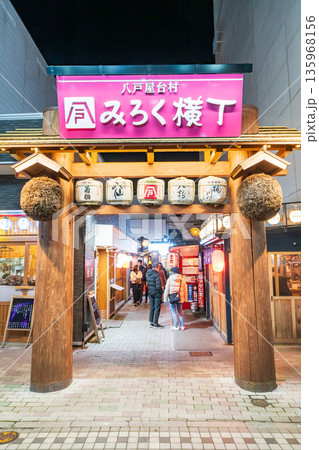 「青森県」八戸屋台村・みろく横丁の夜景　八戸市 135968156