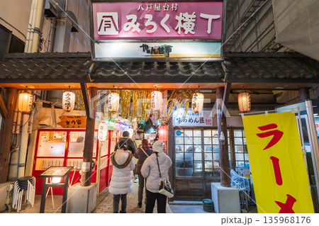 「青森県」八戸屋台村・みろく横丁の夜景　八戸市 135968176