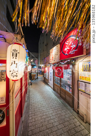 「青森県」八戸屋台村・みろく横丁の夜景　八戸市 135968182