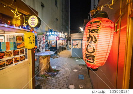 「青森県」八戸屋台村・みろく横丁の夜景　八戸市 135968184