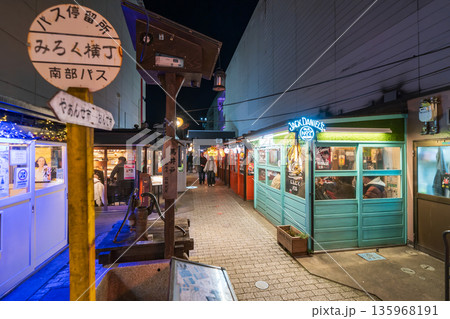 「青森県」八戸屋台村・みろく横丁の夜景　八戸市 135968191