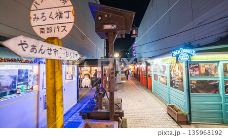 「青森県」八戸屋台村・みろく横丁の夜景　八戸市 135968192