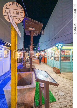 「青森県」八戸屋台村・みろく横丁の夜景 八戸市 「青森県」八戸屋台村・みろく横丁の夜景 八戸市 135968195