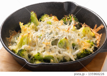 ブロッコリー　しらす　チーズ焼き 135968226