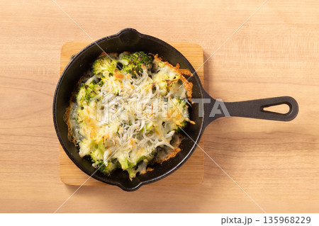 ブロッコリー　しらす　チーズ焼き 135968229