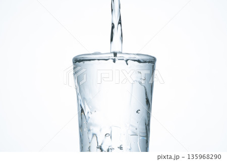 水 ミネラルウオーター 水 ミネラルウオーター 135968290