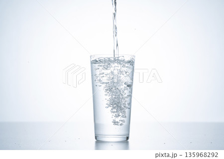 水　ミネラルウオーター 135968292