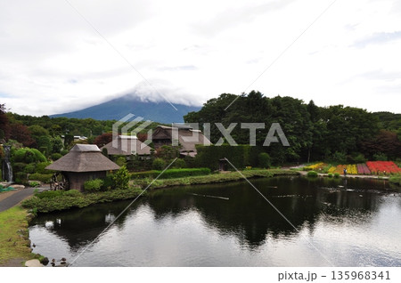 茅葺屋根の古民家と池に映る富士山|日本の原風景 茅葺屋根の古民家と池に映る富士山|日本の原風景 135968341