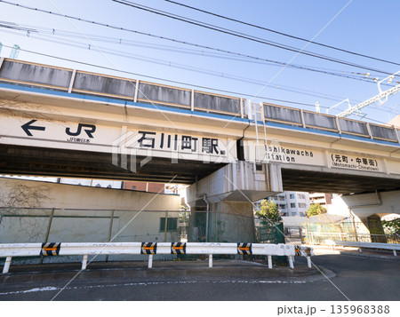 JR根岸線 石川町駅の高架橋と駅名表示 神奈川県 JR根岸線 石川町駅の高架橋と駅名表示 神奈川県 135968388