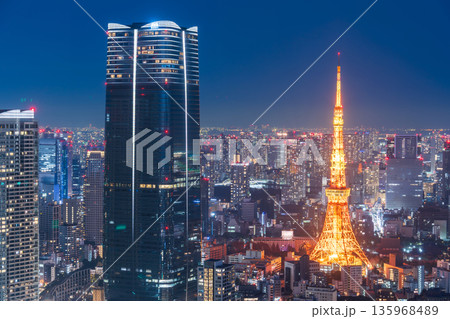 「東京都」港区から見た東京タワーが見える都市夜景 135968489