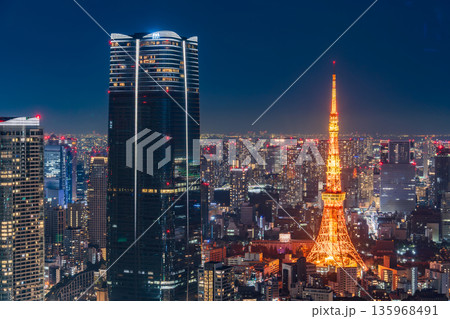 「東京都」港区から見た東京タワーが見える都市夜景 135968491