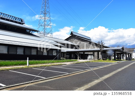 滋賀県高島市　高島市立今津図書館と駐車スペース 135968558