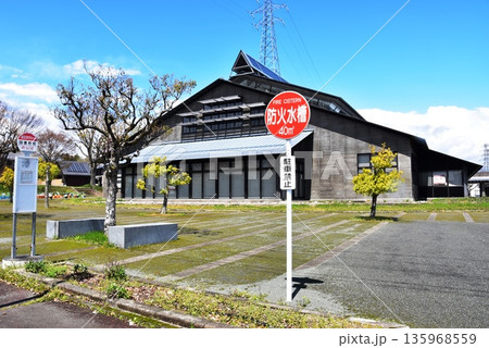 滋賀県高島市 高島市立今津図書館と近江タクシー図書館前のりば 滋賀県高島市 高島市立今津図書館と近江タクシー図書館前のりば 135968559