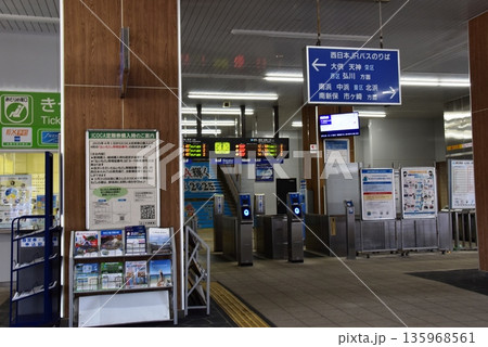 滋賀県高島市　湖西線近江今津駅の改札口 135968561