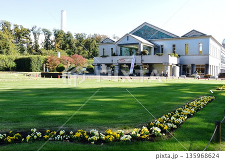 相模原市 神奈川県立相模原公園の大温室と散策路と紅葉 相模原市 神奈川県立相模原公園の大温室と散策路と紅葉 135968624