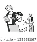 コワーキングスペースで作業する男性のイラスト 135968867
