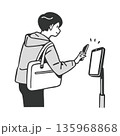スマホをかざす男性のイラスト 135968868