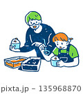 スイーツを作る父親と女の子のイラスト 135968870