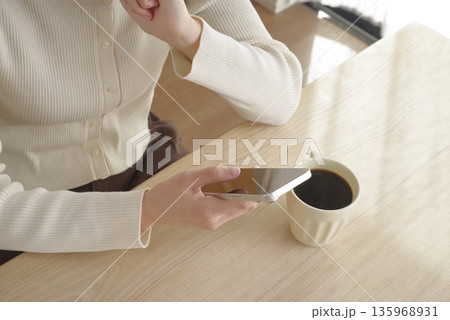 スマホを操作する女性の手元 135968931