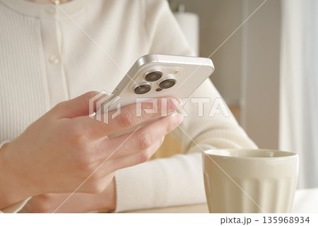 スマホを操作する女性の手元 スマホを操作する女性の手元 135968934