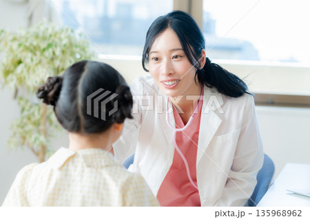 診察をする医師 135968962