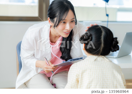 診察をする医師 診察をする医師 135968964