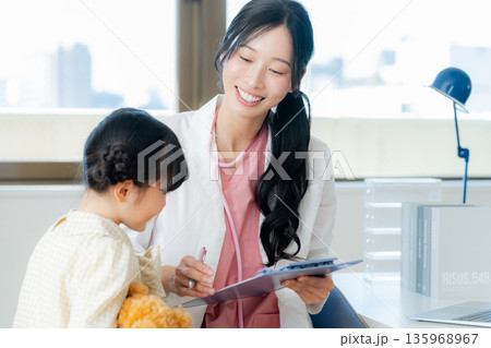 診察をする医師 135968967