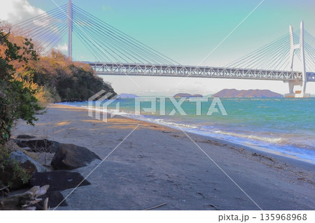 岩黒島のルーツ、閃緑岩が転がる黒浜海岸と瀬戸大橋（瀬戸内海 塩飽諸島） 135968968