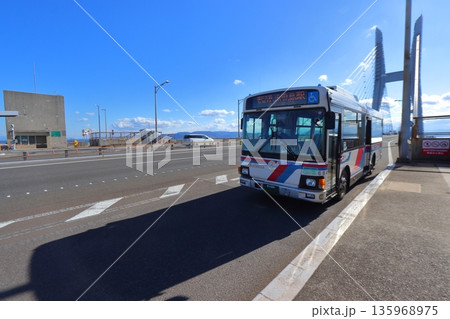 瀬戸大橋上の岩黒島バス停留所(香川県坂出市) 瀬戸大橋上の岩黒島バス停留所(香川県坂出市) 135968975
