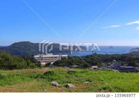 名護屋城跡の天守台跡からの風景（加部島、呼子大橋、鷹島方面） 135968977