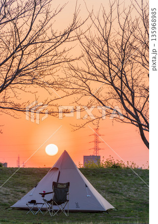 夕暮れと春キャンプの風景 135968985