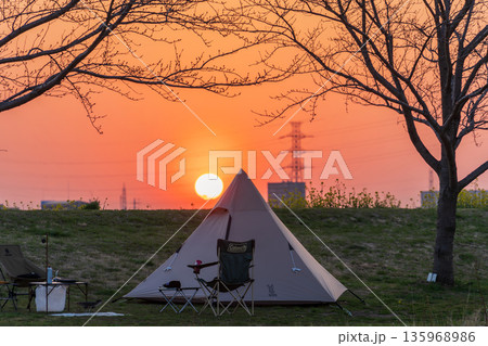 夕暮れと春キャンプの風景 135968986