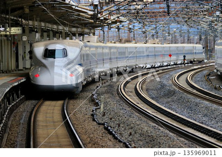 東海道新幹線『米原駅』を発車する… 【N700A】 東海道新幹線『米原駅』を発車する… 【N700A】 135969011