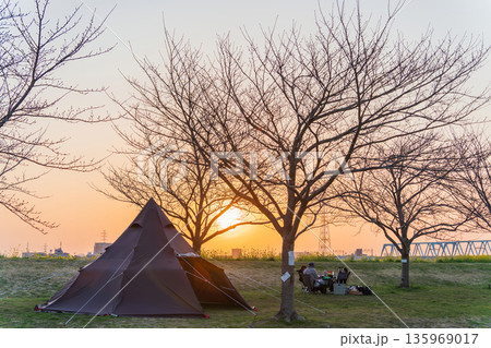 夕暮れと春キャンプの風景 夕暮れと春キャンプの風景 135969017