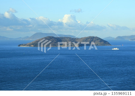 瀬戸内海の塩飽諸島 本島へ向かうフェリー(牛島沖) 瀬戸内海の塩飽諸島 本島へ向かうフェリー(牛島沖) 135969111