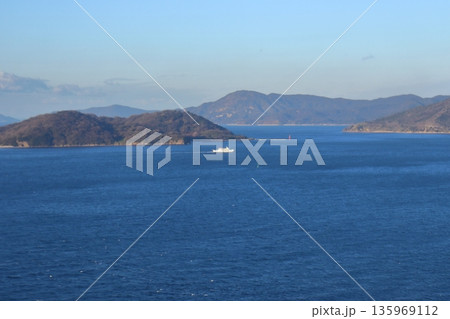 瀬戸内海の塩飽諸島 本島へ向かうフェリー（牛島沖） 135969112