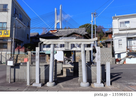 岩黒島内 岩黒漁港バス停裏の恵比寿神社（香川県坂出市） 135969113