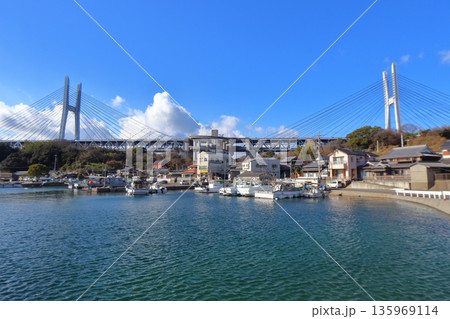 岩黒島内の岩黒漁港と瀬戸大橋(香川県坂出市) 岩黒島内の岩黒漁港と瀬戸大橋(香川県坂出市) 135969114