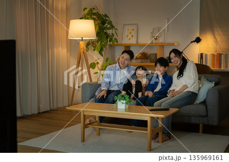 テレビを見る家族 テレビを見る家族 135969161
