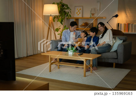 テレビを見る家族 テレビを見る家族 135969163