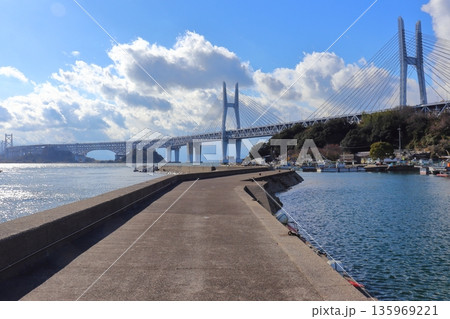 岩黒島内の岩黒漁港と瀬戸大橋（与島方面） 135969221
