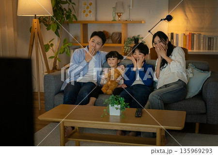 テレビを見る家族 135969293