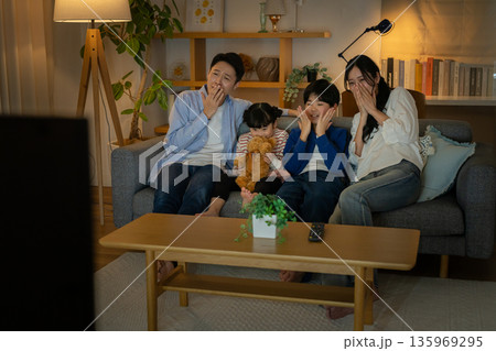 テレビを見る家族 135969295
