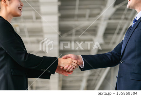 ビジネスパートナーと握手 ■撮影協力：関西国際空港（KIX） 135969304