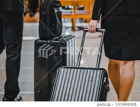 出張者の荷物と移動 ■撮影協力:関西国際空港(KIX) 出張者の荷物と移動 ■撮影協力:関西国際空港(KIX) 135969308