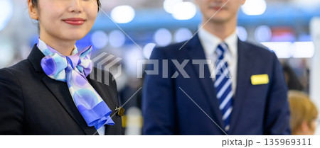 空港スタッフの接客風景 ■撮影協力：関西国際空港（KIX） 135969311