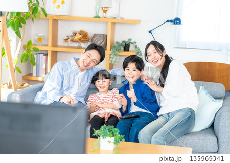 テレビを見る家族 135969341